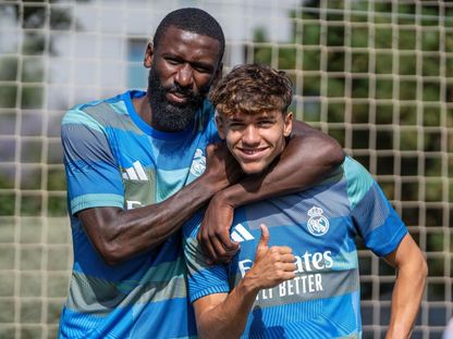 المغربي الصاعد تياغو بيتارش بجانب أنطونيو روديغر خلال تدريبات ريال مدريد - 10 أغسطس 2025 - X@FabricaMadrid