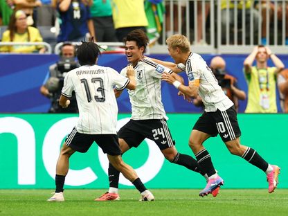 لاعبو اليابان يحتفلون بعد التسجيل بمواجهة البرازيل في كأس العالم - 29 يونيو 2026 - Reuters