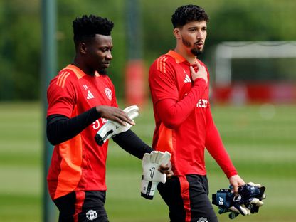 أندريه أونانا وألتاي بايندير حارسا مرمى مانشستر يونايتد خلال حصة تدريبية - 14 مايو 2025 - REUTERS
