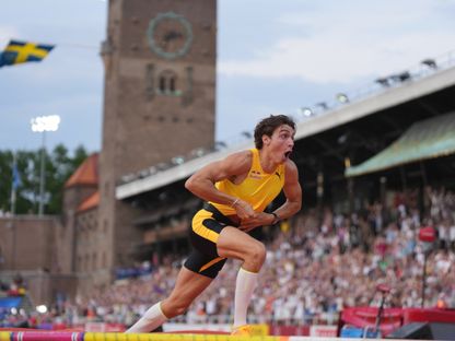 أرماند دوبلانتيس يحتفل بكسره الرقم القياسي العالمي للقفز بالزانة - 15 يونيو 2025 - X/@Diamond_League