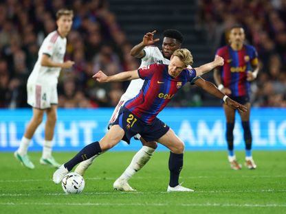 فرينكي دي يونغ لاعب برشلونة يحاول الاحتفاظ بالكرة خلال مواجهة ريال مدريد في الدوري الإسباني - 25 أكتوبر 2026 - REUTERS