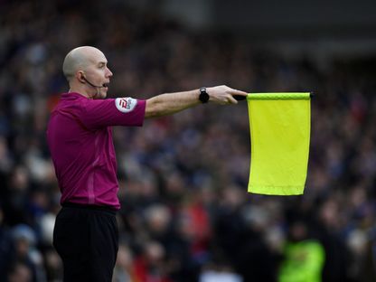 حكم يشير إلى حالة تسلّل في الدوري الإنجليزي الممتاز - Action Images via Reuters