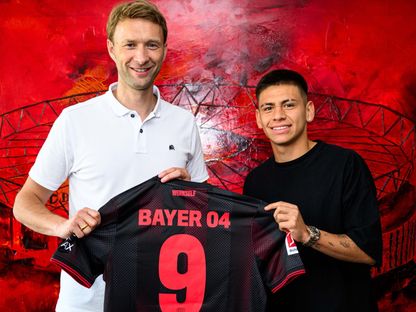 الأرجنتيني كلاوديو إتشيفيري يحمل قميص باير ليفركوزن على شكل إعارة من مانشستر سيتي - 21 أغسطس 2025 - X/@bayer04_en