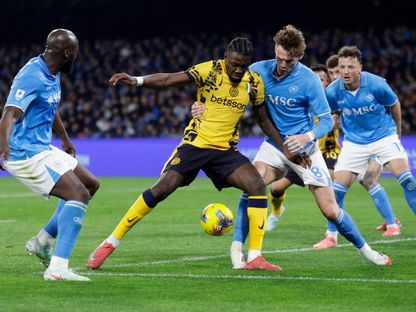 لاعب إنتر ميلان ماركوس تورام مع سكوت مكتوميناي وروميلو لوكاكو لاعبي نابولي خلال مباراة الفريقين في الدوري الإيطالي - 1 مارس 2025 - Reuters