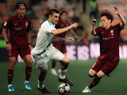 روجر إيبانيز مدافع الأهلي السعودي وسط حصار مهاجمي فيسيل كوبي بنصف نهائي دوري أبطال آسيا للنخبة - 20 أبريل 2026 - x@ALAHLI_FC