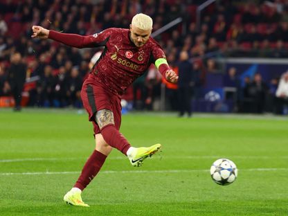 لاعب غلطة سراي ماورو إيكاردي يسدد في المرمى أمام أياكس في دوري أبطال أوروبا -  5 نوفمبر 2025 - Reuters