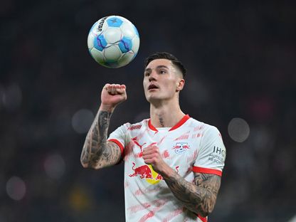 بنجامين سيسكو قبل تنفيذه ركلة جزاء خلال مباراة بين لايبزيغ وفولفسبورغ بكأس ألمانيا - 26 فبراير 2025 - Reuters