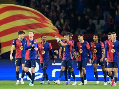 رافينيا مهاجم برشلونة يحتفل مع زملائه بهدفه في مرمى دورتموند - 9 أبريل 2025 - Reuters