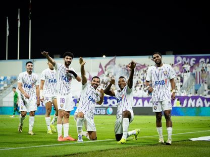 لاعبو العين يحتفلون بتسجيل هدف في مرمى العروبة بالدوري الإماراتي - 21 نوفمبر 2024 - X/@alainfcae