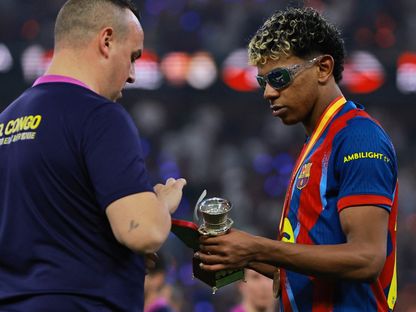 "سيجارة" تتسبب في أزمة خلال احتفالات يامال بالسوبر الإسباني