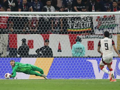 الحارس الروسي ماتفي سافونوف لحظة التصدي لركلة ترجيح في مباراة فلامنغو بنهائي كأس القارات للأندية - 17 ديسمبر 2025 - Reuters