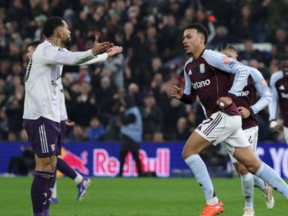 مورغان روجرز بعد تسجيله هدفاً أمام ماتيوس كونيا المحبط في مباراة أستون فيلا ومانشستر يونايتد بالدوري الإنجليزي - 21 ديسمبر 2025 - Reuters