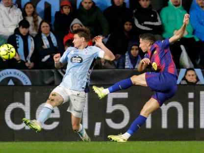 تسديدة روبرت ليفاندوفسكي في مباراة سيلتا فيغو وبرشلونة بالدوري الإسباني - 9 نوفمبر 2025 - Reuters