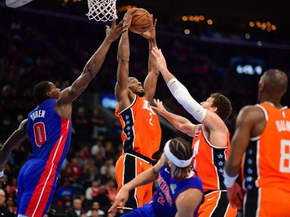 من مباراة لوس أنجلوس كليبرز وضيفه ديترويت بيستونز في دوري السلة الأميركي للمحترفين - 28 ديسمبر 2025 - Reuters