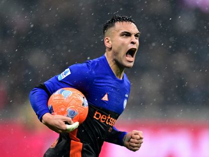 احتفال لاوتارو مارتينيز مهاجم إنتر بتسجيل هدف في مرمى بيزا بالدوري الإيطالي - 23 يناير 2026 - Reuters