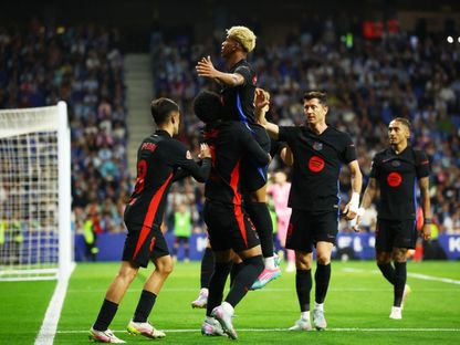 لامين يامال مهاجم برشلونة يحتفل مع زملائه بهدفه في مرمى إسبانيول في الدوري الإسباني - 15 مايو 2025 - Reuters