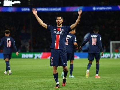 أشرف حكيمي لاعب باريس سان جيرمان يحتفل بتسجيل هدف في مرمى أرسنال بإياب نصف نهائي دوري أبطال أوروبا - 7 مايو 2025 - Reuters