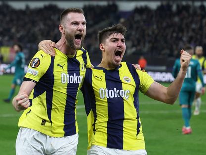 احتفال يوسف أكتشيشيك مع زميله ميلان سكرينيار في فنربخشة بتسجيله الهدف الثاني في مرمى أندرلخت بالدوري الأوروبي - 20 فبراير 2025 - Reuters