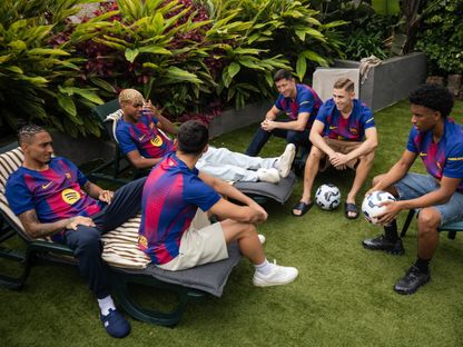 لاعبو برشلونة في لحظة استرخاء قبل بدء الاستعدادات للموسم الجديد - 12 يوليو 2025 - X@FCBarcelona