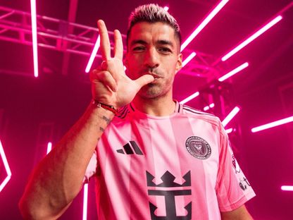 لويس سواريز مهاجم إنتر ميامي خلال جلسة تصويرية بعد تجديد عقده - 17 ديسمبر 2025 - X/@InterMiamiCF