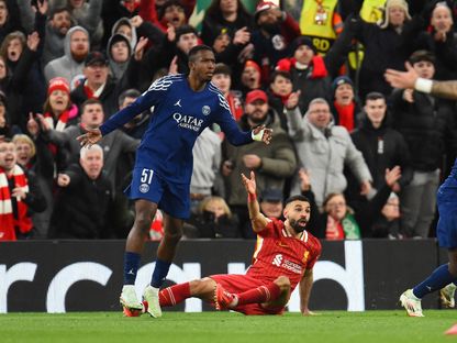 ويليان باتشو لاعب باريس سان جيرمان ونجم ليفربول محمد صلاح خلال مباراة إياب دور الـ16 لدوري أبطال أوروبا - 11 مارس 2025 - Reuters