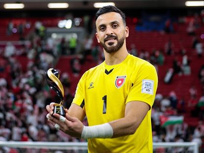 يزيد أبو ليلى حارس الأردن يحمل جائزة أفضل لاعب في مباراة نصف نهائي كأس العرب ضد السعودية - 15 ديسمبر 2025 - facebook/JordanFootball