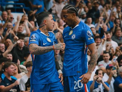 إنزو فرنانديز لاعب تشيلسي (إلى اليسار) يحتفل بهدفه في فولهام مع زميله جواو بيدرو - 30 أغسطس 2025 - X/@ChelseaFC