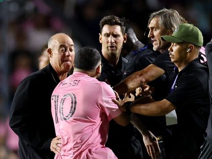 أحد المشجعين يقتحم أرض الملعب ويلاحق لاعب إنتر ميامي ليونيل ميسي خلال ودية إنديبندينتي ديل فالي في بورتوريكو - 26 فبراير 2026 - Reuters