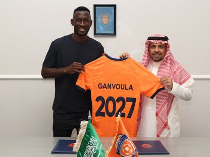 المهاجم الكونغولي سيلفر غانفولا يحمل قميص فريقه الجديد الفيحاء السعودي - 25 أغسطس 2025 - X/@AlfayhaSC