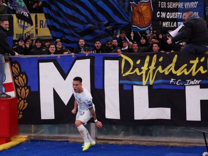لاوتارو مارتينيز مهاجم إنتر ميلان يحتفل بهدفه أمام بيزا في الدوري الإيطالي - 30 نوفمبر 2025 - Reuters