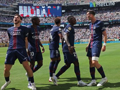لاعبو باريس سان جيرمان يحتفلون بهدف فابيان رويز الأول في مرمى ريال مدريد بنصف نهائي كأس العالم للأندية - 9 يوليو 2025 - Reuters