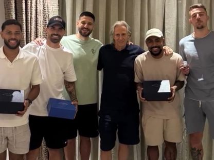 جورجي جيسوس يقدم ساعات فاخرة للاعبي الهلال السعودي - 17 مايو 2025 - Instagram/@jorgejesus