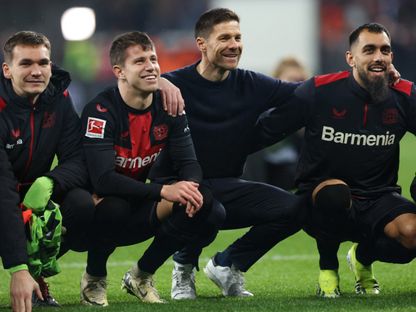 فرحة تشابي ألونسو مع لاعبيه بعد الفوز على بايرن ميونيخ - 10 فبراير 2024 - Reuters