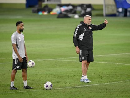 كوزمين أولاريو خلال تدريب لمنتخب الإمارات - 8 نوفمبر 2025 - X/@UAEFNT