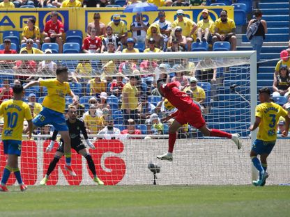 يوسف النصيري مهاجم إشبيلية لحظة تسجيل هدف في مرمى لاس بالماس بالدوري الإسباني - 14 أبريل 2024 - LaLiga
