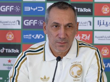 مدرب المنتخب السعودي جورجيوس دونيس في مؤتمر صحافي خلال "خليجي 27" - 2 أكتوبر 2026 - X/@SaudiNT
