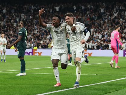 فيديريكو فالفيردي قائد ريال مدريد يحتفل مع فينيسيوس جونيور بعد التسجيل بمواجهة مانشستر سيتي في ذهاب ثمن نهائي دوري أبطال أوروبا - 11 مارس 2026 - Reuters