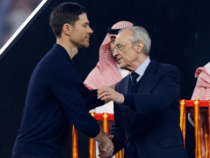 تشابي ألونسو وفلورنتينو بيريز بعد نهائي كأس السوبر الإسباني بين برشلونة وريال مدريد - 11 يناير 2026 - Reuters