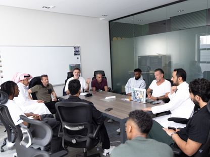 مساعدو هيرفي رينارد مدرب السعودية خلال الاجتماع مع بعض لاعبي الهلال - 11 فبراير 2026 - www.saff.com.sa