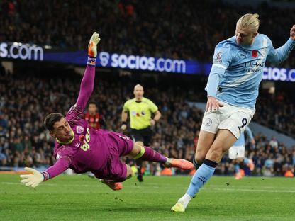 تسديدة مهاجم مانشستر سيتي إيرلينغ هالاند بعد مراوغة ناجحة لحارس مرمى بورنموث دوردي بيتروفيتش في الدوري الإنجليزي - 2 نوفمبر 2025 - Reuters