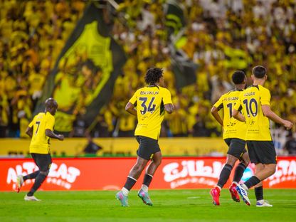 احتفال لاعبي الاتحاد بتسجيل هدف التعادل في مرمى الرائد بدوري روشن السعودي - 15 مايو 2025 - X/@SPL