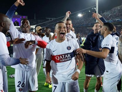 كيليان مبابي يحتفل مع أشرف حكيمي بهزيمة برشلونة في دوري أبطال أوروبا 16-4-2024 - Reuters