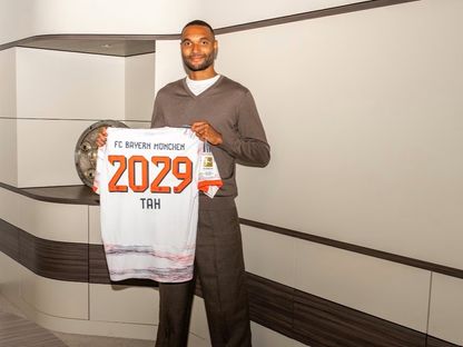 جوناثان تاه خلال التوقيع مع بايرن ميونيخ - 29 مايو 2025 - bayern.de