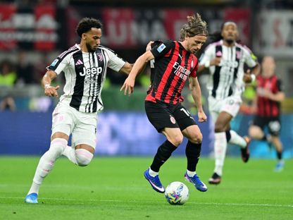 لوكا مودريتش ولويد كيلي خلال مباراة ميلان ويوفنتوس بالدوري الإيطالي - 26 أبريل 2026 - Reuters