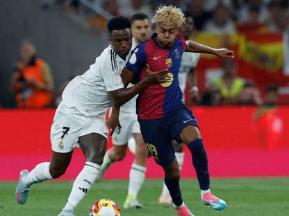 لامين يامال وفينيسيوس جونيور خلال نهائي كأس ملك إسبانيا بين برشلونة وريال مدريد - 26 أبريل 2025 - Reuters