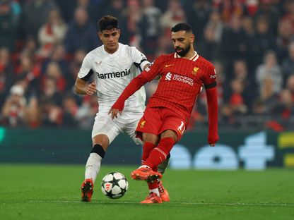 بييرو هينكابي لاعب باير ليفركوزن يحاول قطع الكرة من محمد صلاح مهاجم ليفربول خلال مواجهة الفريقين في دوري أبطال أوروبا - 5 نوفمبر 2024 - REUTERS