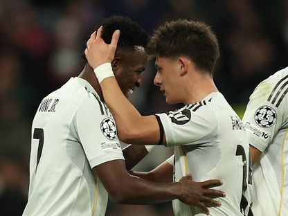 أردا غولير يحتفل مع فينيسيوس جونيور بأحد أهداف ريال مدريد أمام موناكو بدوري أبطال أوروبا - 20 يناير 2026 - Reuters