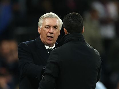 كارلو أنشيلوتي مدرب ريال مدرب يهنئ مدرب أرسنال ميكيل أرتيتا بعد التأهل إلى نصف نهائي دوري أبطال أوروبا - 16 أبريل 2025 - REUTERS