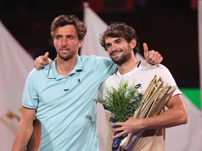 فالنتين فاشرو مع كأس بطولة شنغهاي مع ابن خاله أرتور ريندركنيش بعد فوزه في النهائي - 12 أكتوبر 2025 - REUTERS