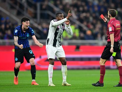 أليساندرو باستوني يحتفل بطرد بيير كالولو خلال مباراة إنتر ميلان ويوفنتوس بالدوري الإيطالي - 17 فبراير 2026 - Reuters
